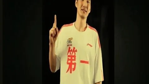 “南安普顿逼平曼联，B费门柱憾失良机，卡塞米罗红牌停赛！曼联十人战平副班长！”